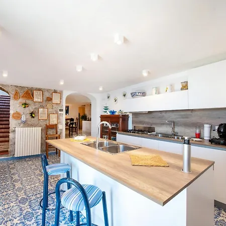 Luxury With Swimming Pool And Access To The Sea, Amalfi Coast Villa Furore